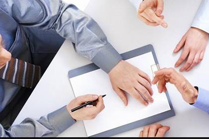 诈骗入狱，欠款谁负责偿还？